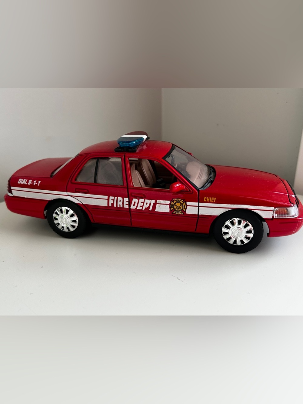 Motormax Law Enforcement Public Service Fire Chief 2007 Ford Crown Victoria